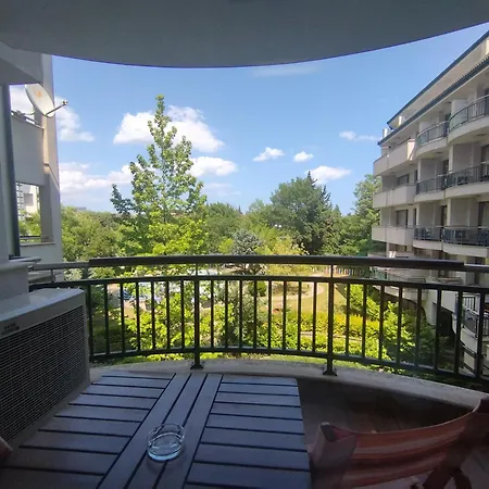 за гости затворен комплекс емералд Ravda