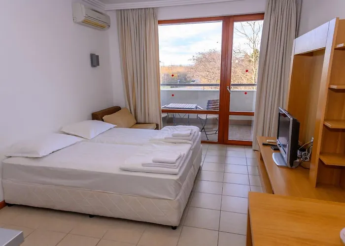 за гости затворен комплекс емералд Apartment Ravda