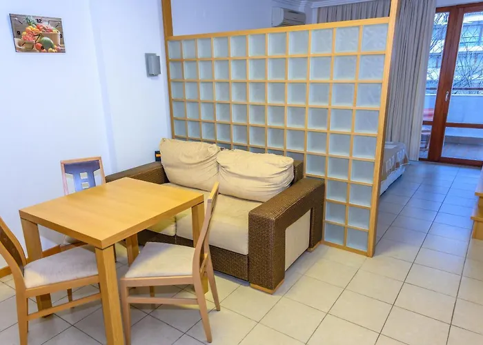 за гости затворен комплекс емералд Apartment