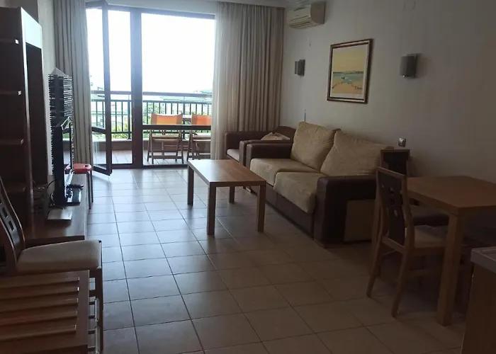 за гости затворен комплекс емералд Apartment Ravda