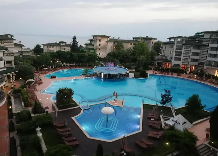 за гости затворен комплекс емералд Apartment