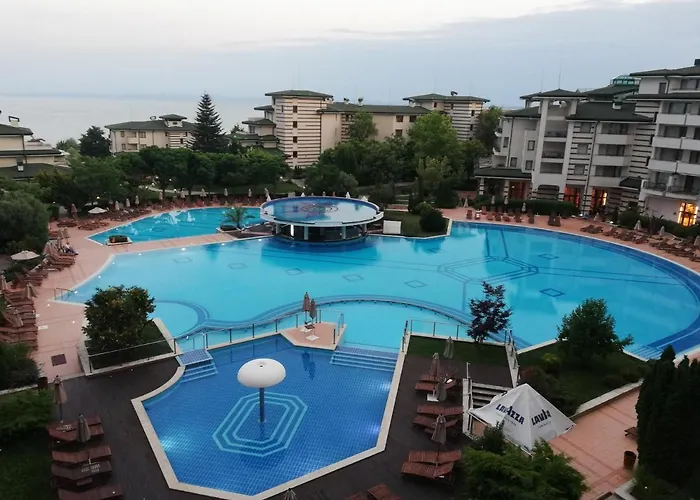 за гости затворен комплекс емералд