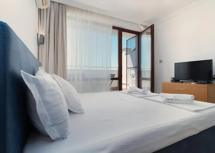 за гости затворен комплекс емералд Apartment Ravda