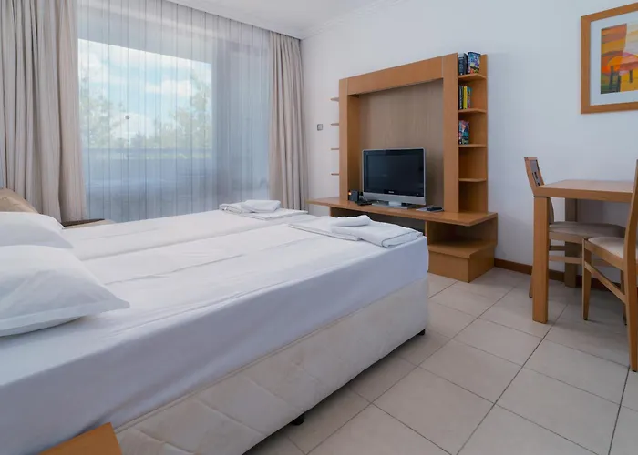 за гости затворен комплекс емералд * Ravda