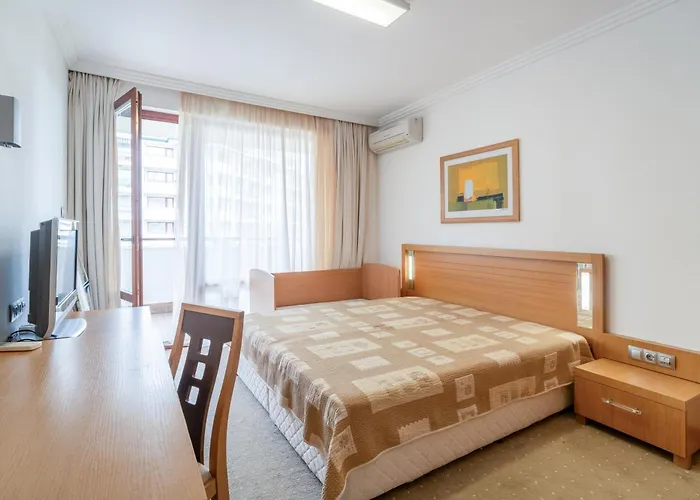 за гости затворен комплекс емералд Apartment