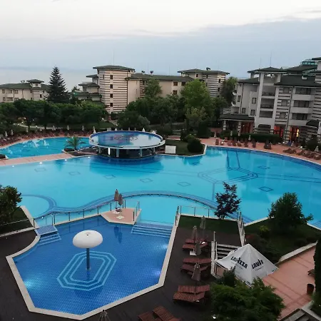 за гости затворен комплекс