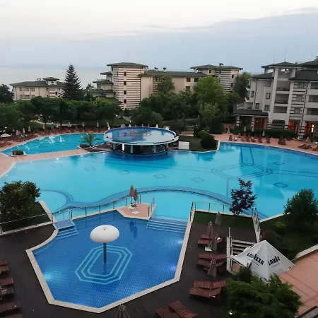 за гости затворен комплекс