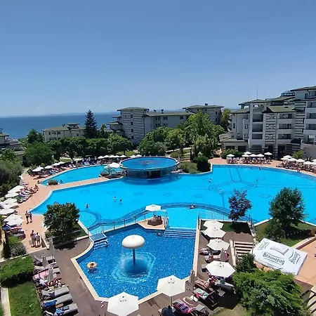 за гости затворен комплекс емералд Apartment Ravda