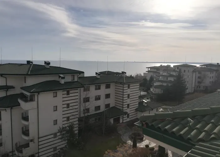 за гости затворен комплекс емералд Ravda