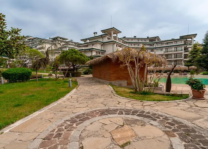 за гости затворен комплекс емералд Ravda