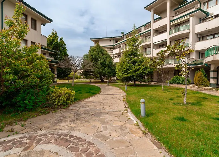 за гости затворен комплекс емералд Apartmán Ravda